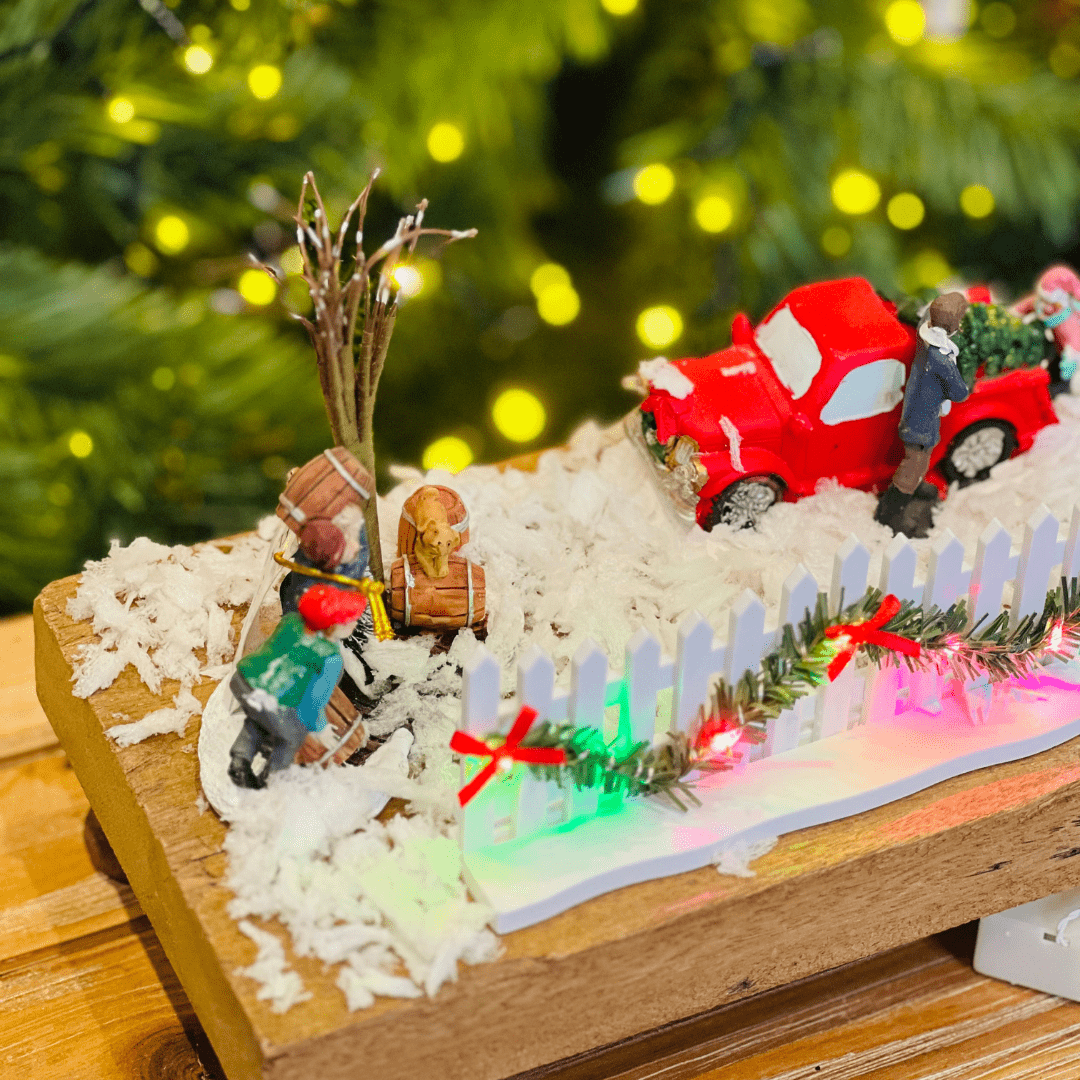 Mini Cerca Natalina Com Festão e Led Branco 16cm