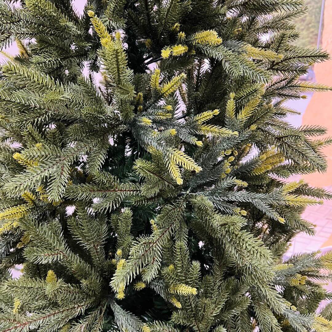 Árvore de Natal Roma Verde 240cm – 1.688 Galhos com Folhas em Silicone e Pé de Ferro