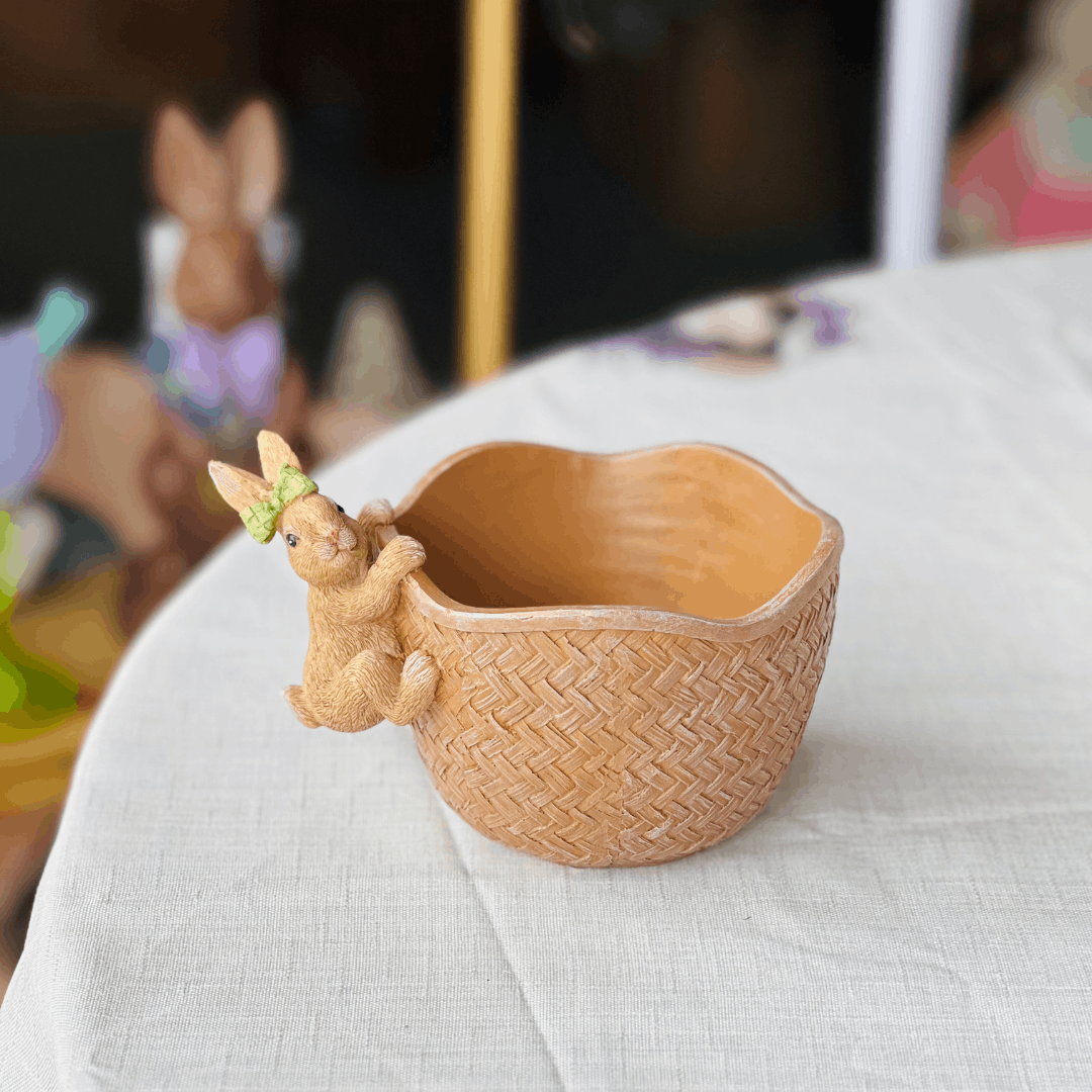 Pote Decorativo Cesto Coelho Chocolate de Resina 16x14x9cm