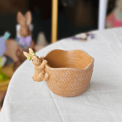 Pote Decorativo Cesto Coelho Chocolate de Resina 16x14x9cm