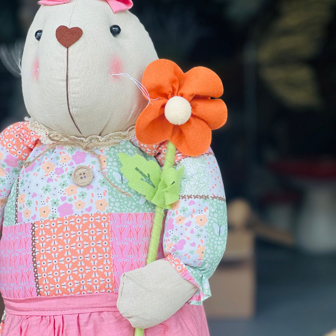 Coelha com Perna Retrátil de Retalhos - 140cm (Patchwork)