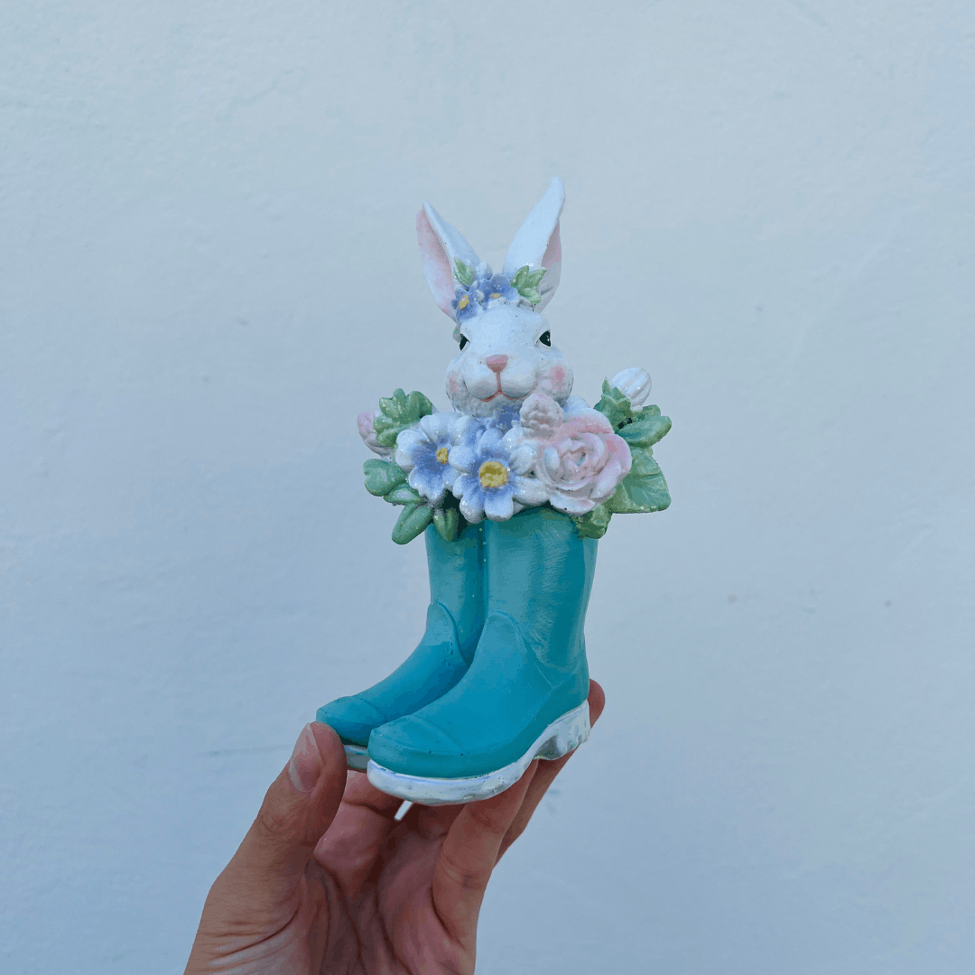 Coelho na Botinha Azul de Resina 15cm