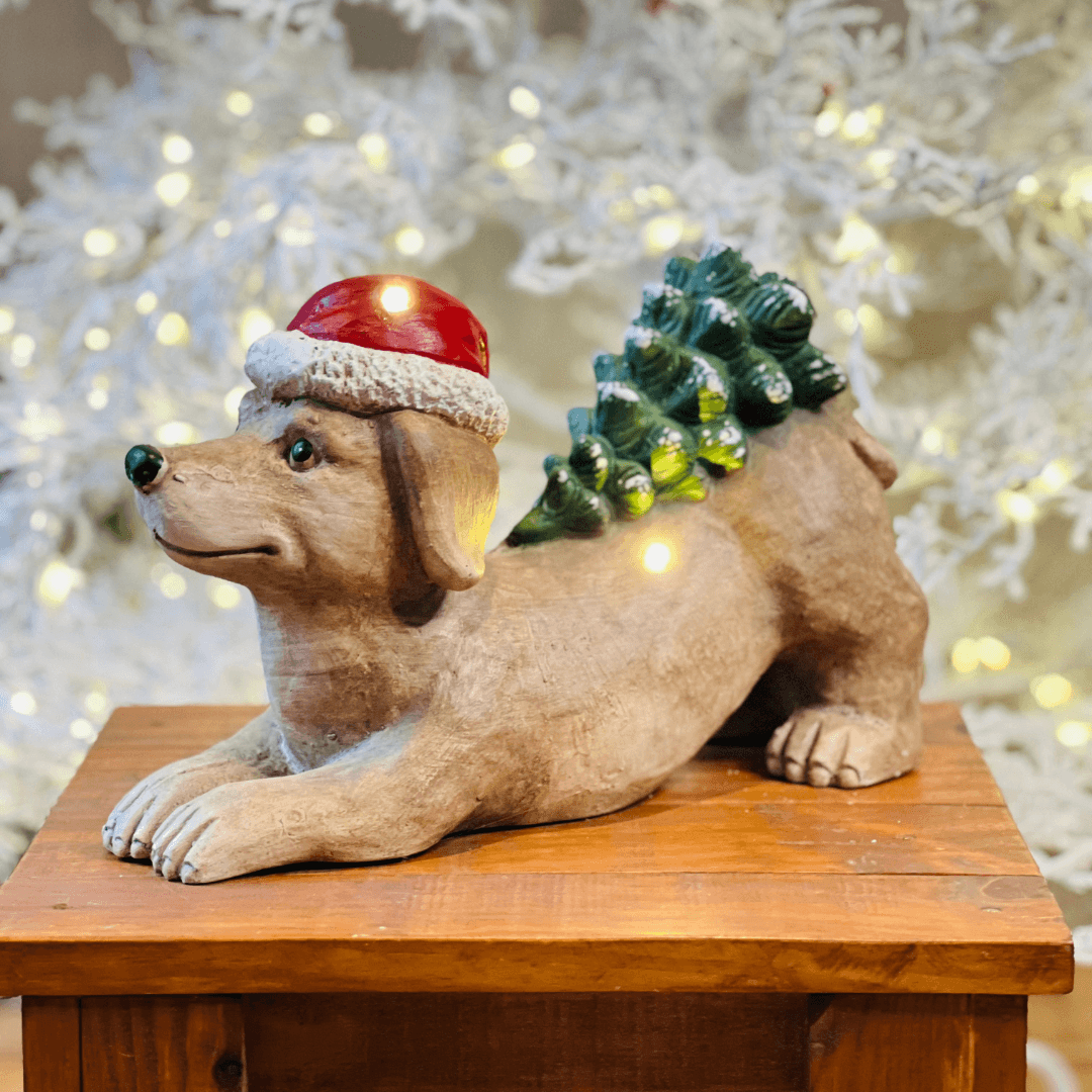 Cachorro Deitado com Pinheiro e LED – 32cm