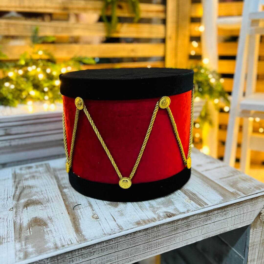 Tambor de Veludo Vermelho com Acabamento Dourado – 25cm