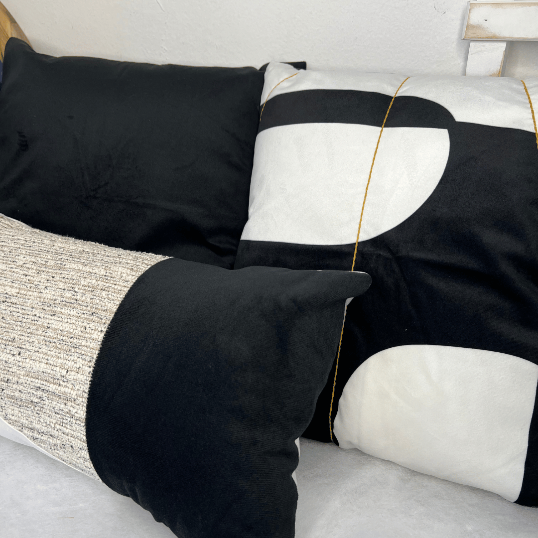 Capa De Almofada Veludo Luxor Preto e Branco Com Bordado Simples 43x43cm