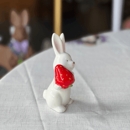 Coelho Com Morango de Cerâmica 12x7,5cm