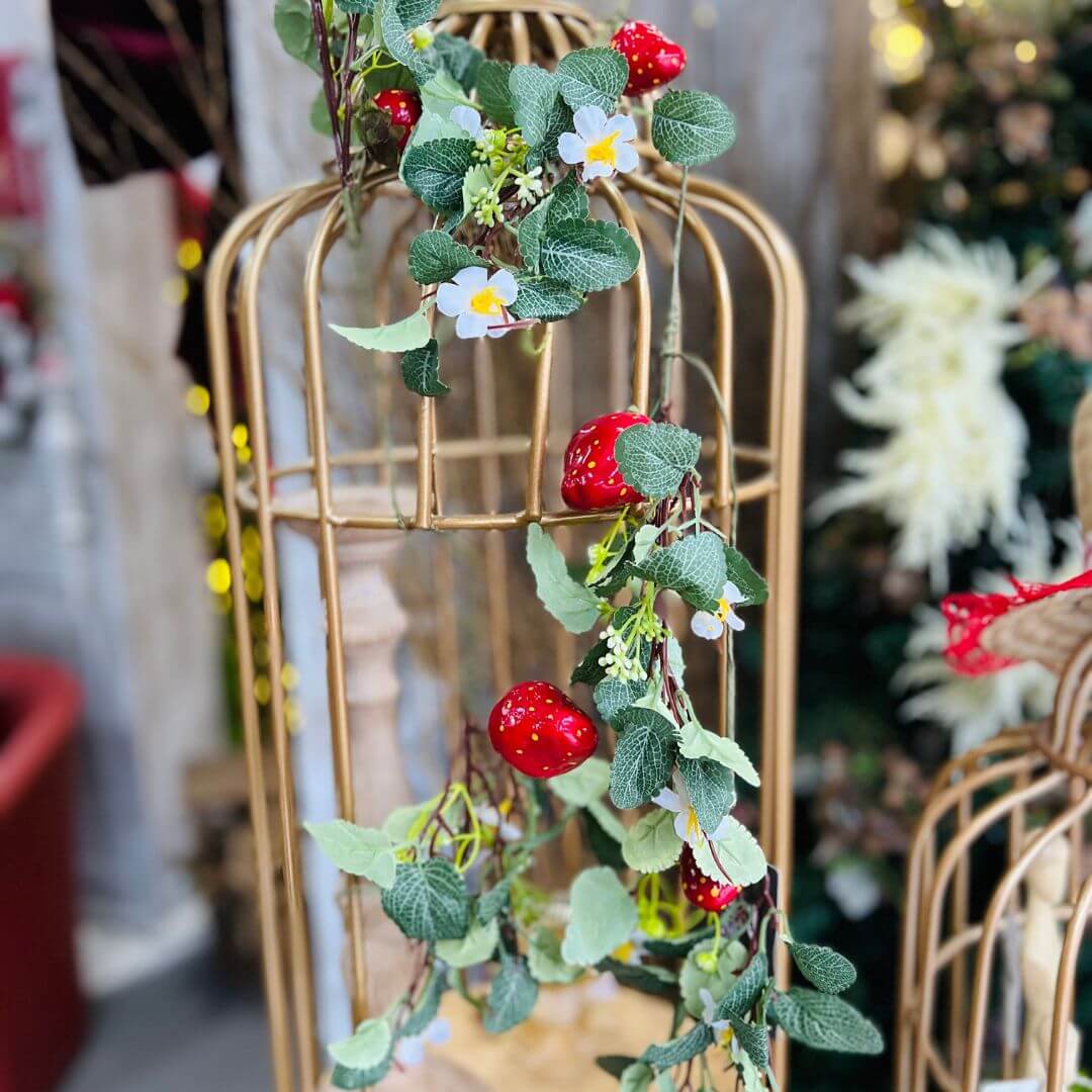 Festão Decorativo com Morangos – 1,22m