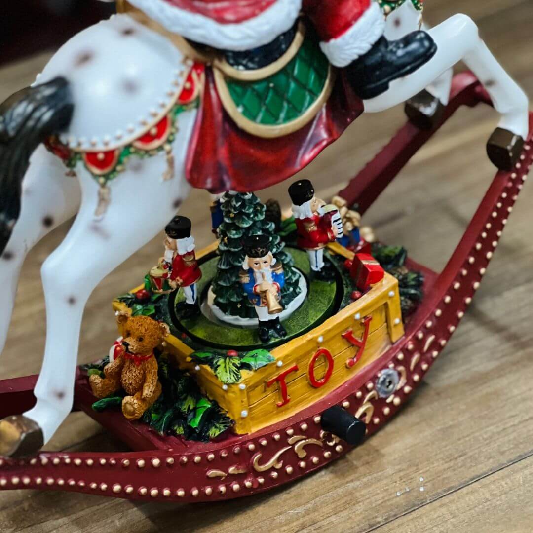 Cavalo Decorativo com Noel, Movimento, Música e LED – 21 x 8 x 20cm