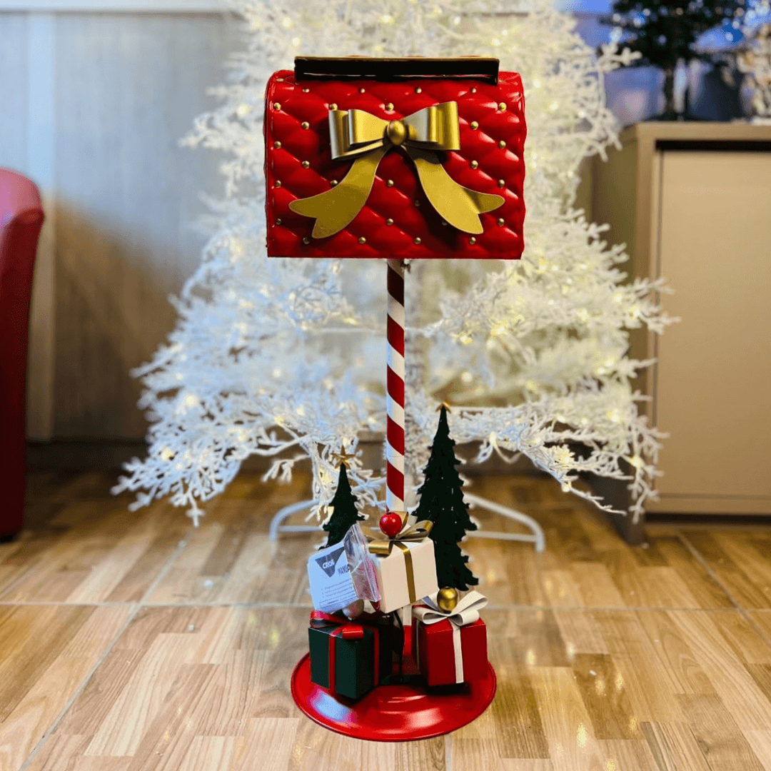 Caixa de Correio Decorativa Pinheiro e Presente - 87cm
