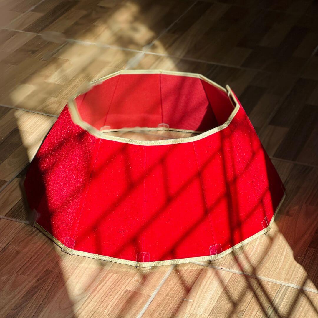 Saia para Árvore Rígida com Veludo Vermelho e Dourado – 68cm