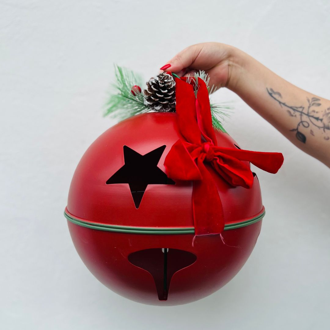 Guizo Natalino de Metal Vermelho Com Corda Veludo 30x30x30cm 