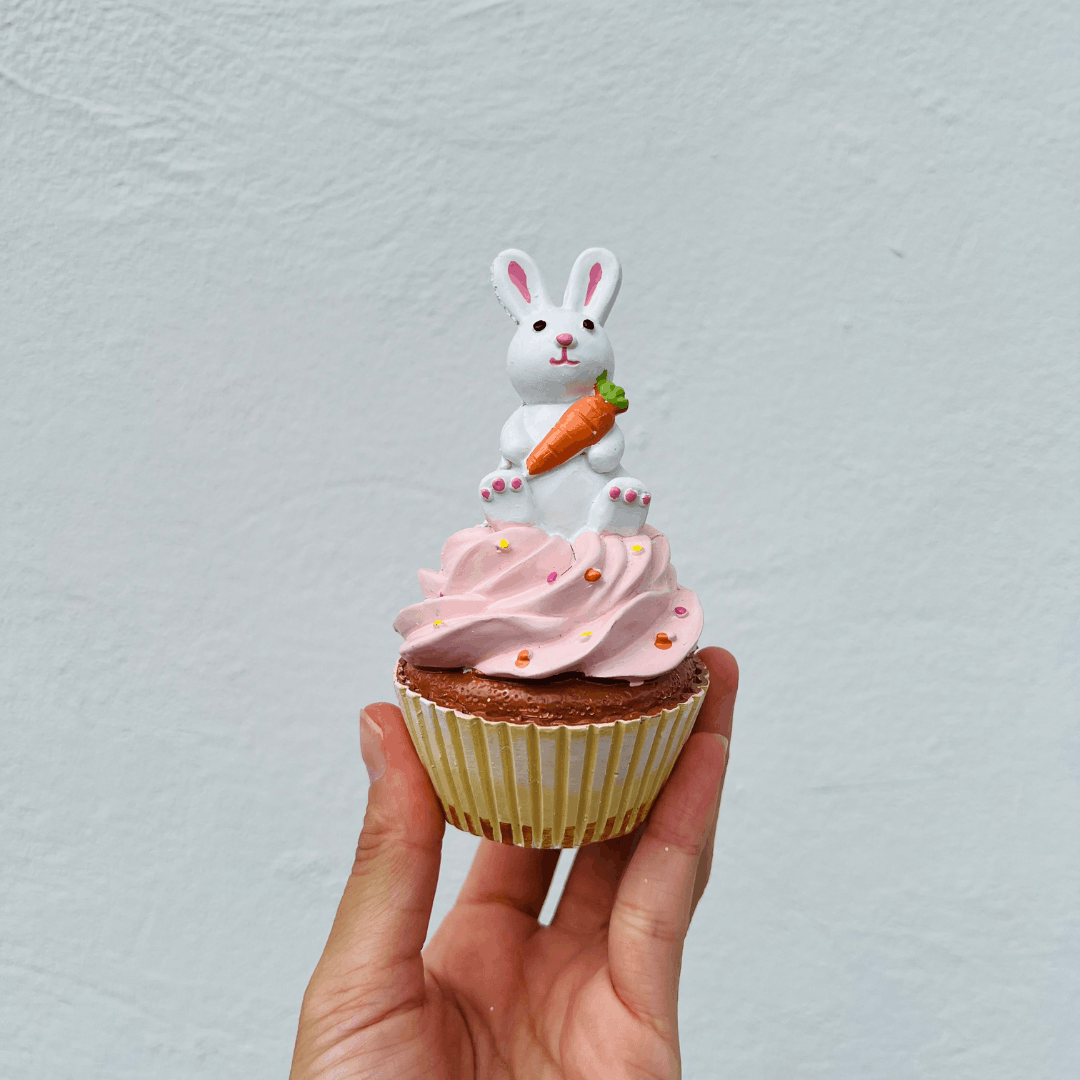 Cupcake Rosa Com Coelhinho de Resina 11,5x6,4x6,1cm