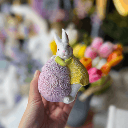 Coelho Decorativo Com Ovo Roxo e Amarelo de Resina 13cm