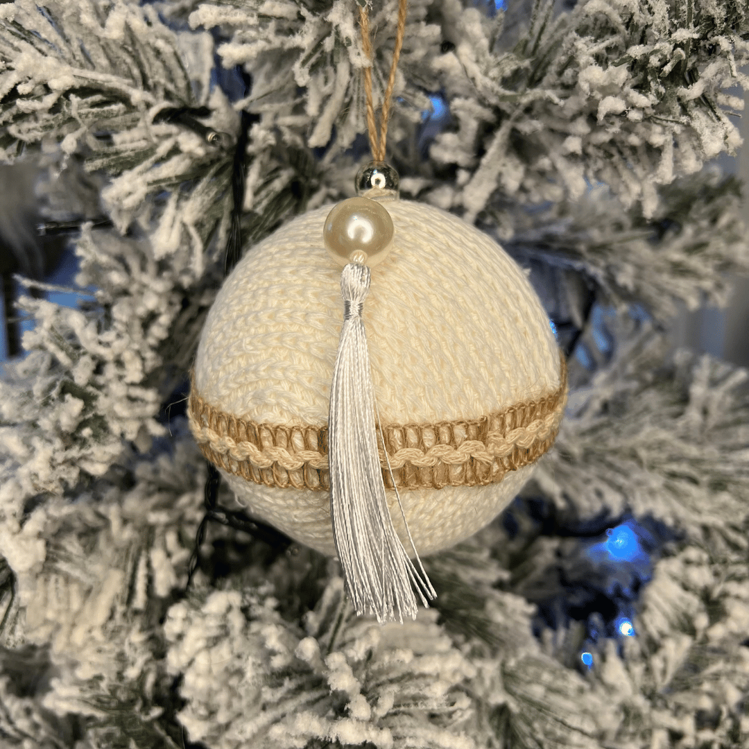 Caixa com 2 Bolas de Natal Decorada Branco Com Pingente 10cm