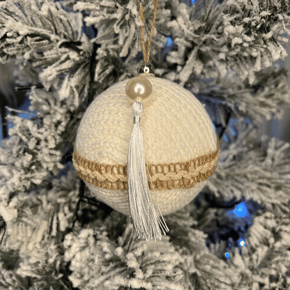 Caixa com 2 Bolas de Natal Decorada Branco Com Pingente 10cm