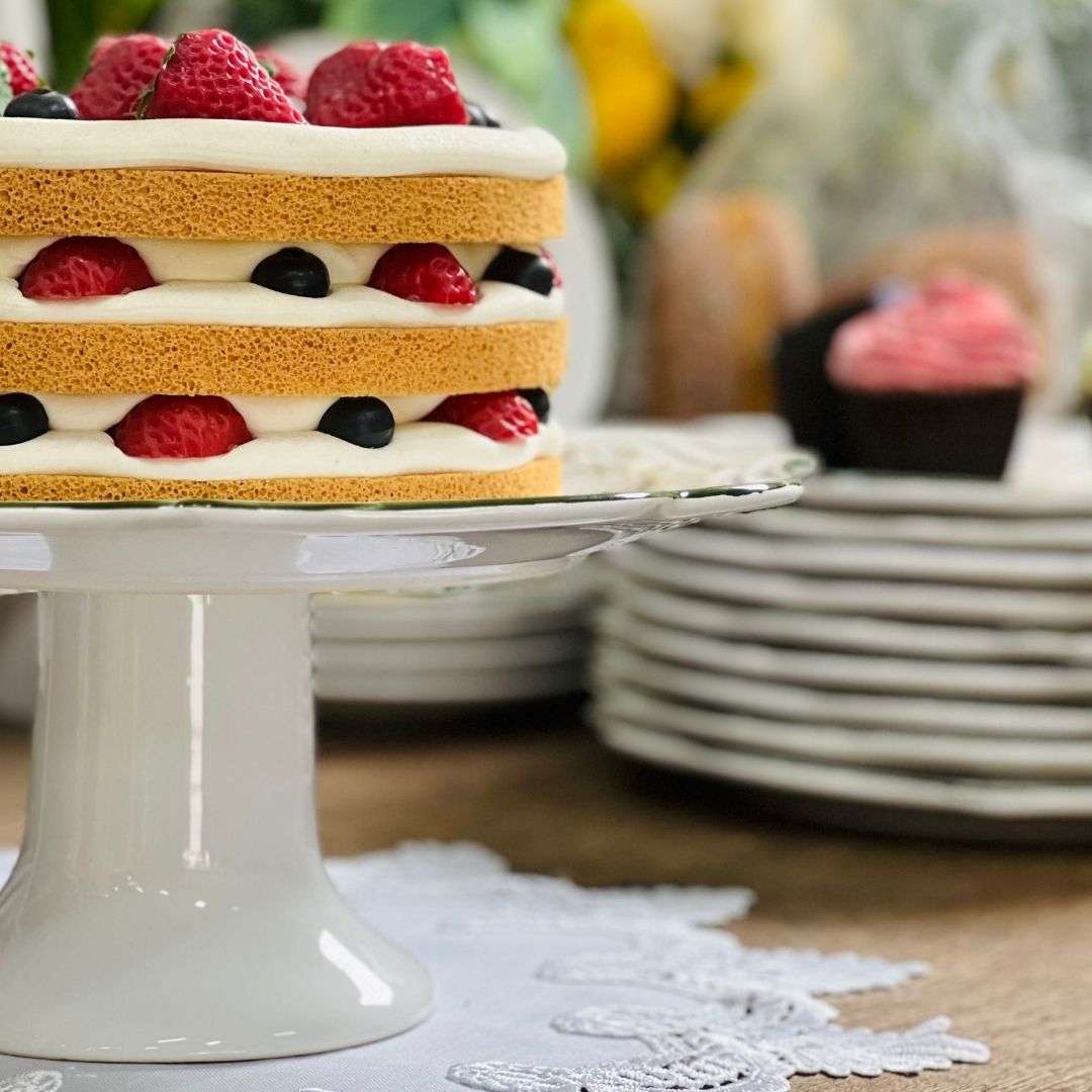 Prato Para Bolo Com Pé Toscana Branco Limão Siciliano - 33cm